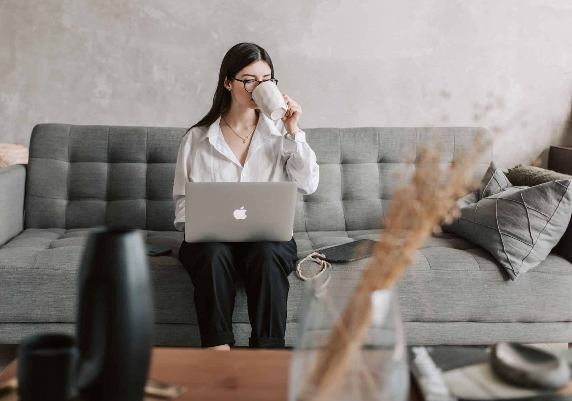 female-apple-laptop-implementing